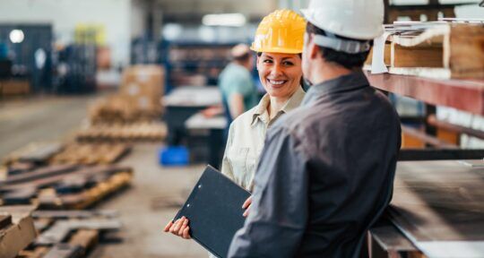 cover scarti di produzione uomo e donna con caschetto da lavoro che si sorridono