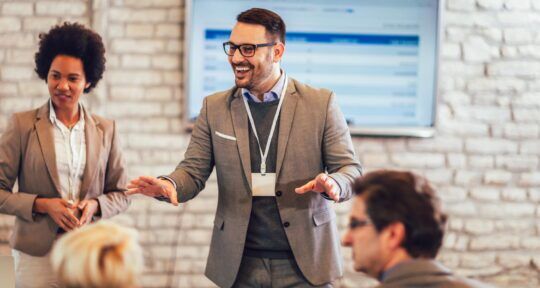 cover blog ERP modules persone che discutono sorridendo