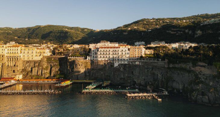 La facciata del Bellevue Syrene, dal mare,