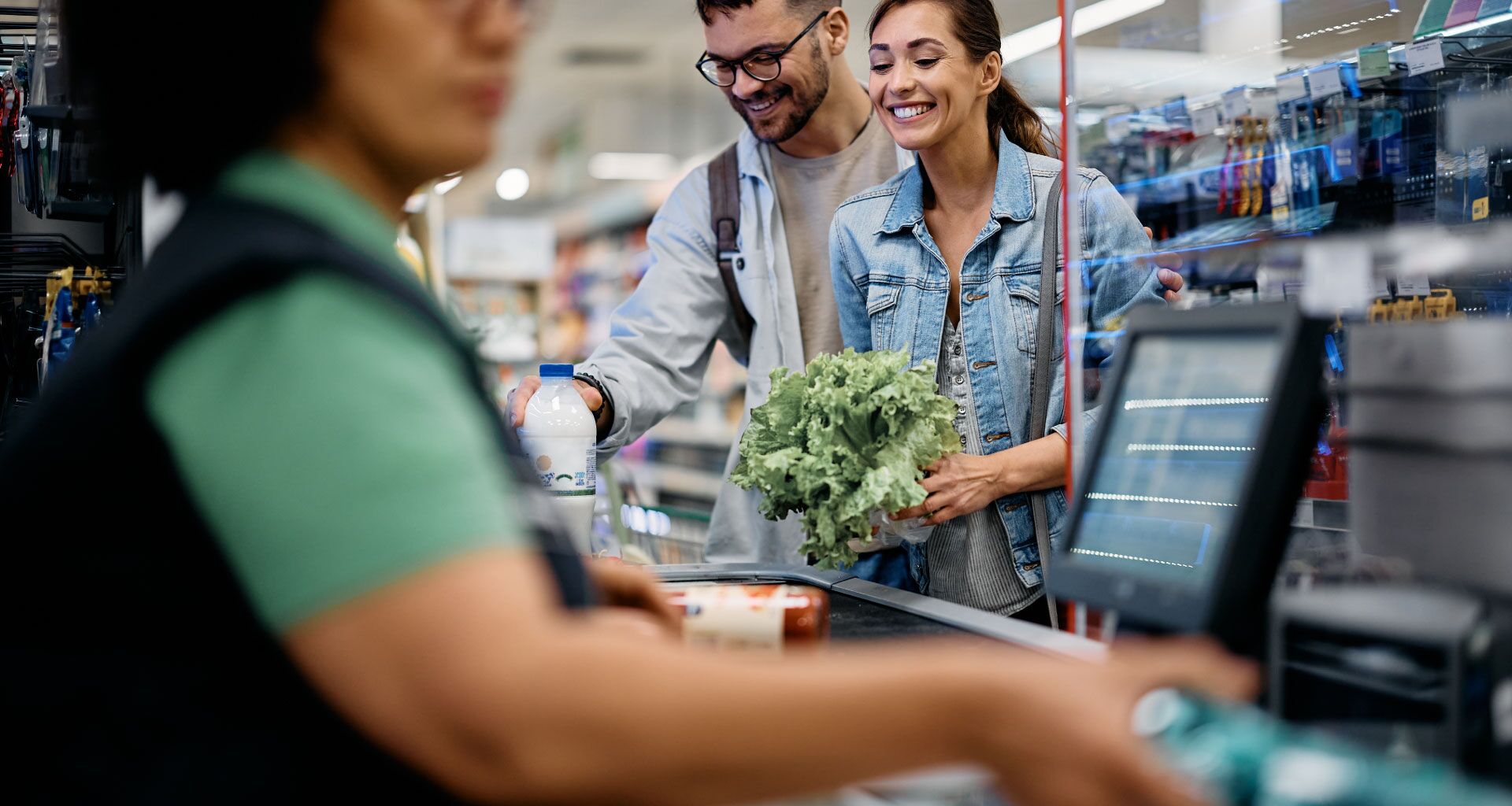 Cassiera che usa Orange TouchShop in cassa