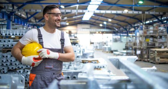 Operaio sorride in azienda