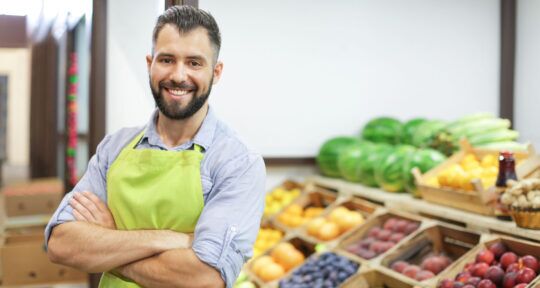 Copertina acquisizione retail solutinos con addetto al reparto frutta e verdura